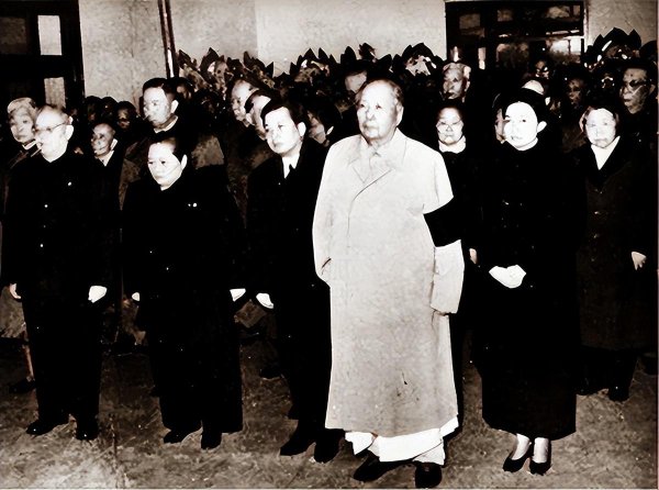 鑫旺资管 72年陈毅葬礼，毛主席做了1件小事，事后宋庆龄感慨：主席真聪明