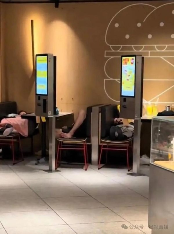融可赢 “打开门以后一股脚臭味”！网友吐槽麦当劳上海一门店异味严重，门店回应：正在调查